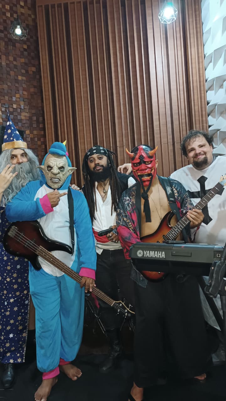 Penetrus, o mago tecladista, de barba longa e vestes azuis estreladas no estúdio Moai.