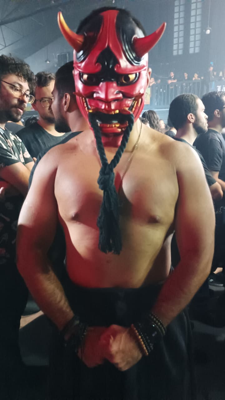 Red Oni no palco no Massacration Mister Rock.